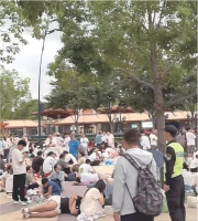 粉丝为抢先入园抽七宝挂件 购“早享卡”彻夜排队14小时仅中一张壁纸 ...