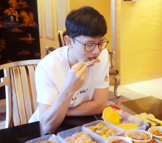 qW2l4ZWww2cc2dAU.jpg
