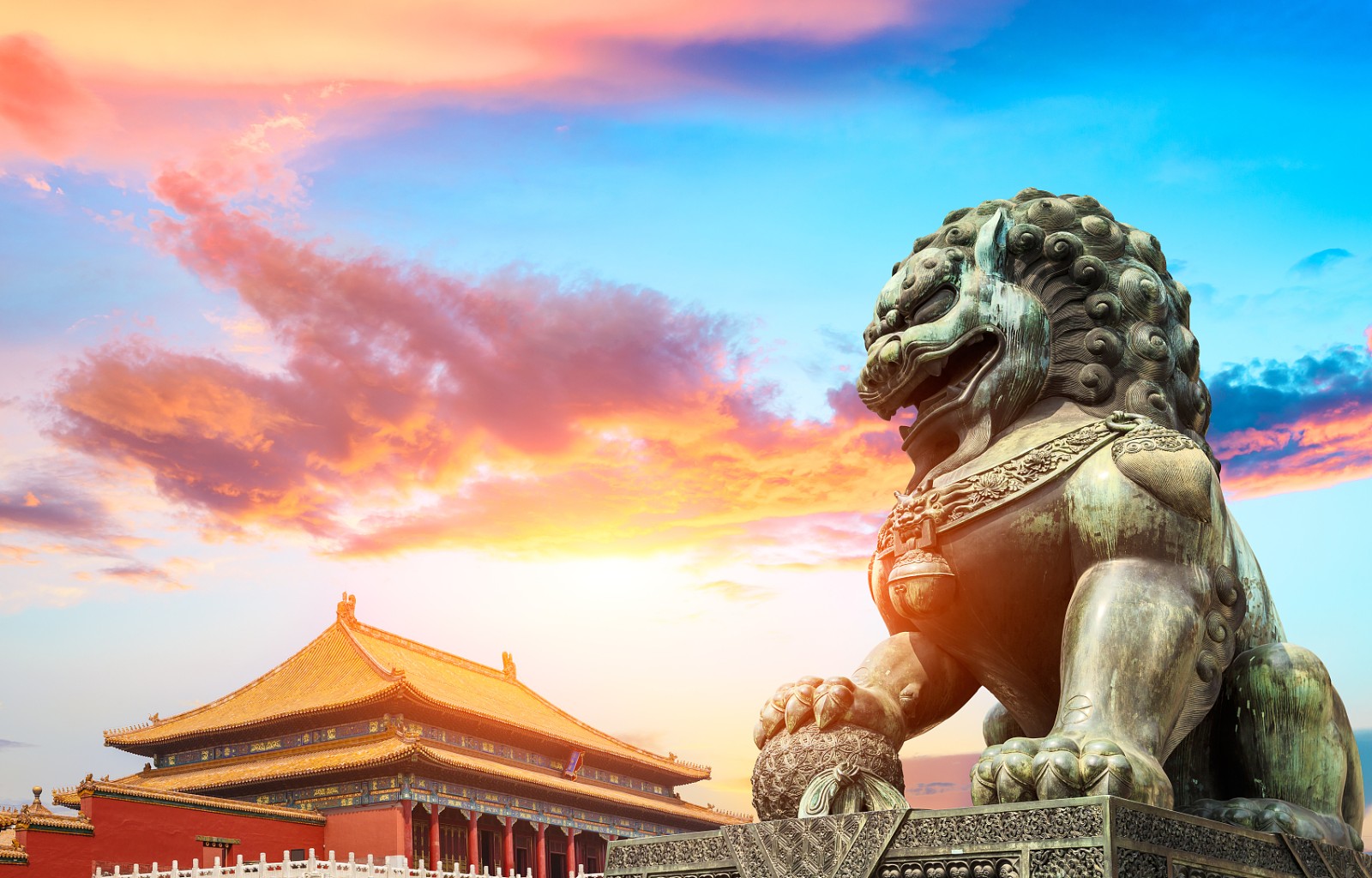 北京紫禁城的铜狮，中国的象征.jpg