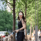 爆笑推荐：美女一字马关汽车后备箱，但是镜子看到了她的尴尬！ ...